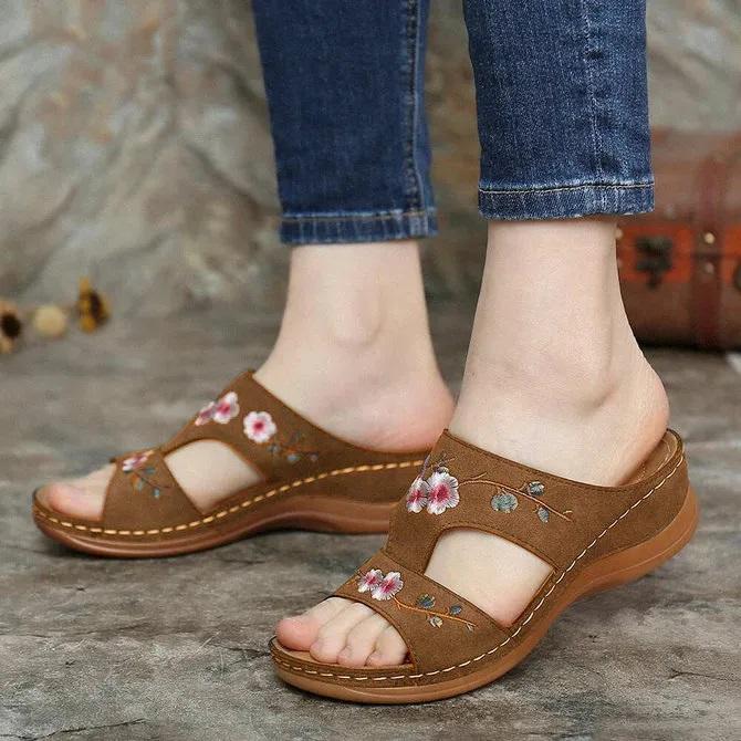 "Handgjorda dam sandaler med blommig broderad design i flera färger, perfekt för sommarens eleganta och bekväma stil."