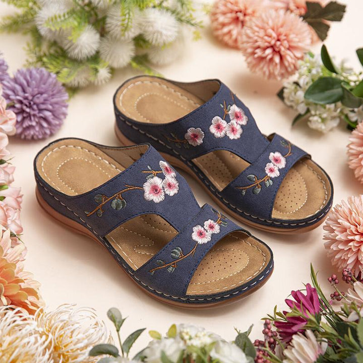 "Handgjorda dam sandaler med blommig broderad design i flera färger, perfekt för sommarens eleganta och bekväma stil."