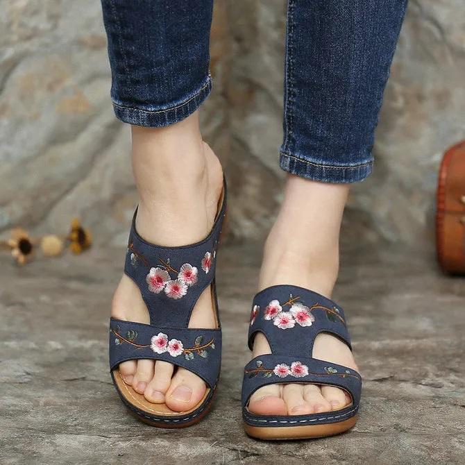 "Handgjorda dam sandaler med blommig broderad design i flera färger, perfekt för sommarens eleganta och bekväma stil."