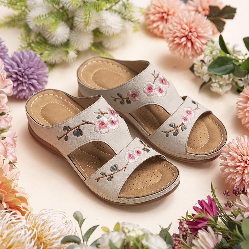 "Handgjorda dam sandaler med blommig broderad design i flera färger, perfekt för sommarens eleganta och bekväma stil."