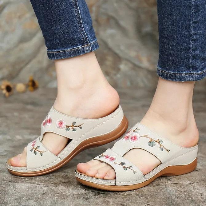 "Handgjorda dam sandaler med blommig broderad design i flera färger, perfekt för sommarens eleganta och bekväma stil."