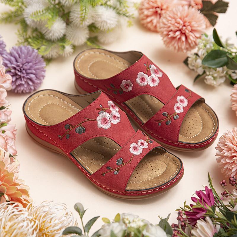 "Handgjorda dam sandaler med blommig broderad design i flera färger, perfekt för sommarens eleganta och bekväma stil."