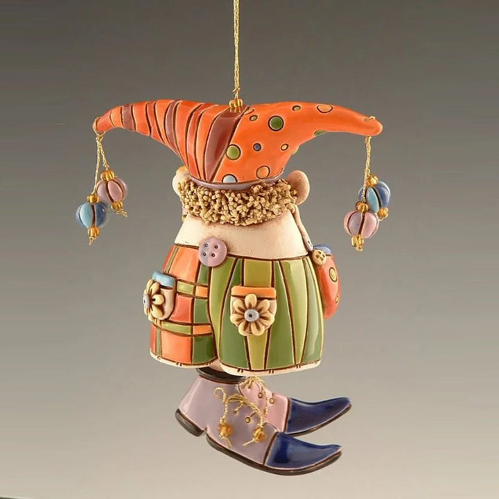 "Handgjorda färgglada narrklockor i lera för dekoration, med levande detaljer och elegant form, perfekt för alla hem."