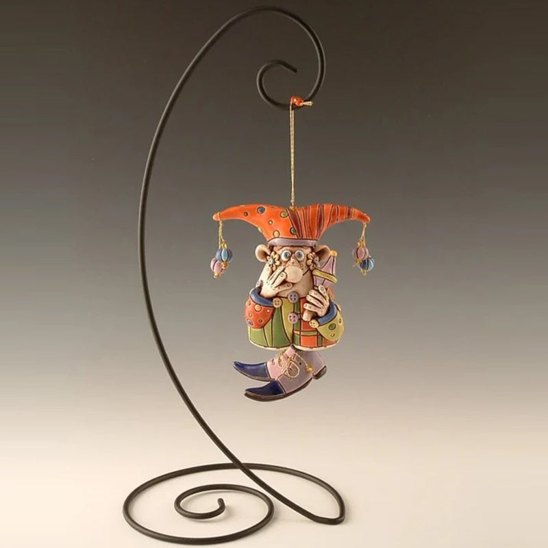 "Handgjorda färgglada narrklockor i lera för dekoration, med levande detaljer och elegant form, perfekt för alla hem."