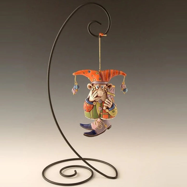 "Handgjorda färgglada narrklockor i lera för dekoration, med levande detaljer och elegant form, perfekt för alla hem."