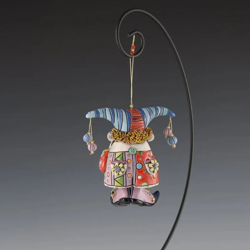 "Handgjorda färgglada narrklockor i lera för dekoration, med levande detaljer och elegant form, perfekt för alla hem."