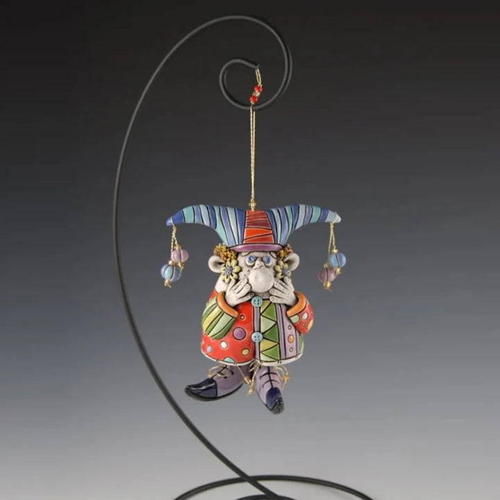 "Handgjorda färgglada narrklockor i lera för dekoration, med levande detaljer och elegant form, perfekt för alla hem."