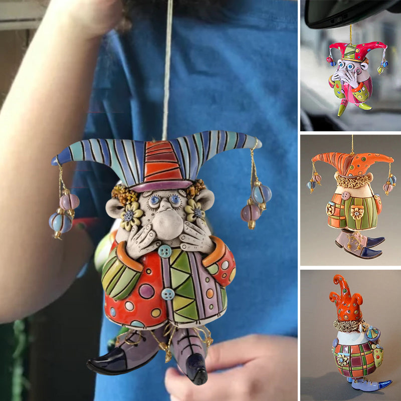 "Handgjorda färgglada narrklockor i lera för dekoration, med levande detaljer och elegant form, perfekt för alla hem."