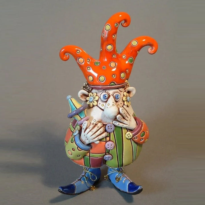 "Handgjorda färgglada narrklockor i lera för dekoration, med levande detaljer och elegant form, perfekt för alla hem."