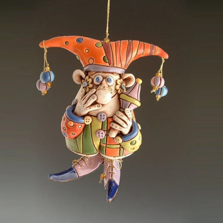 "Handgjorda färgglada narrklockor i lera för dekoration, med levande detaljer och elegant form, perfekt för alla hem."