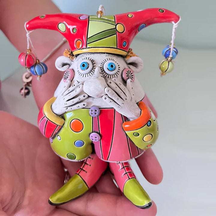 "Handgjorda färgglada narrklockor i lera för dekoration, med levande detaljer och elegant form, perfekt för alla hem."