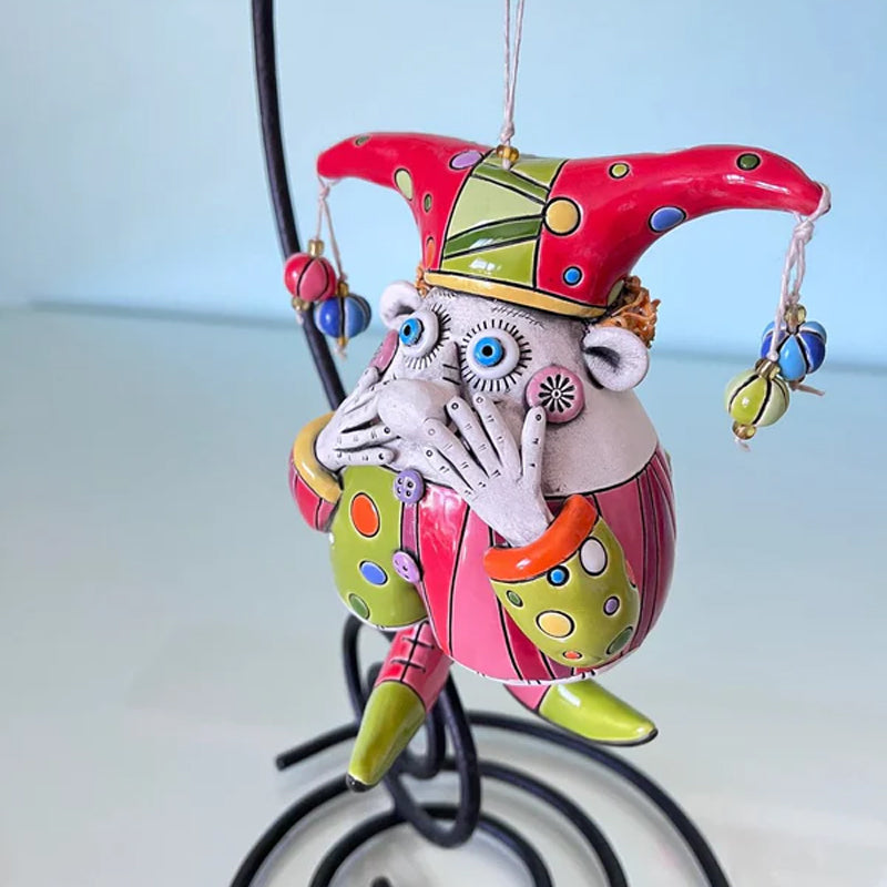 "Handgjorda färgglada narrklockor i lera för dekoration, med levande detaljer och elegant form, perfekt för alla hem."