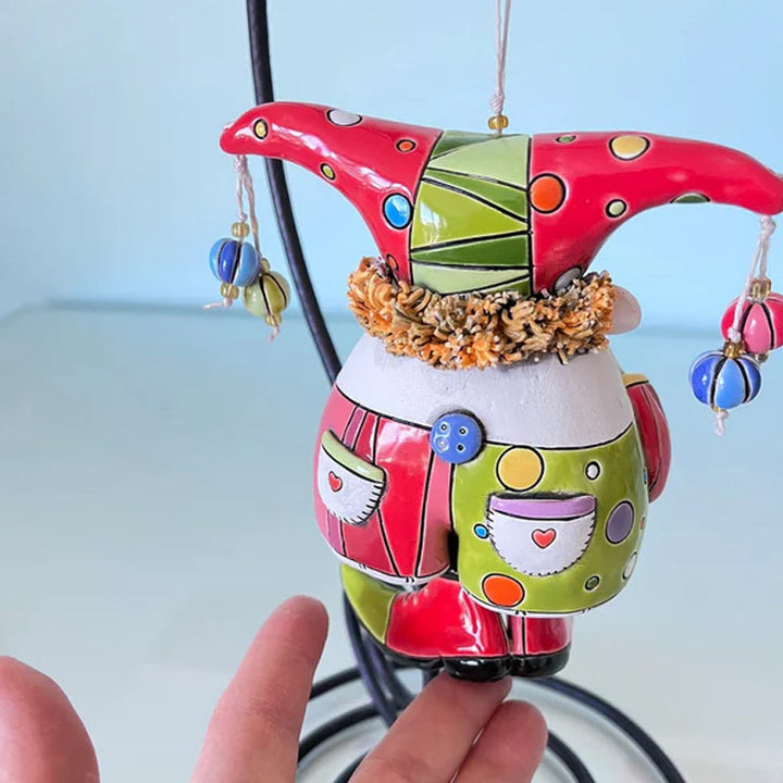 "Handgjorda färgglada narrklockor i lera för dekoration, med levande detaljer och elegant form, perfekt för alla hem."