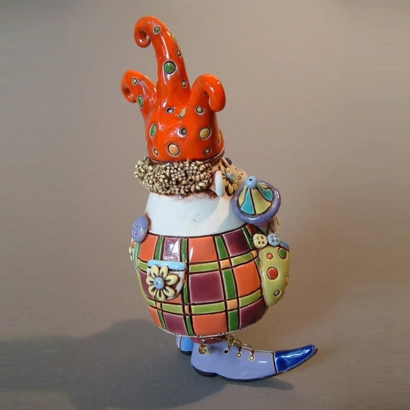 "Handgjorda färgglada narrklockor i lera för dekoration, med levande detaljer och elegant form, perfekt för alla hem."