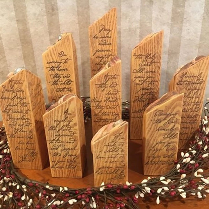 "Handgjorda Kristusfödelse statyer i harts, traditionella figurer som Maria och Josef i detaljrik stil."