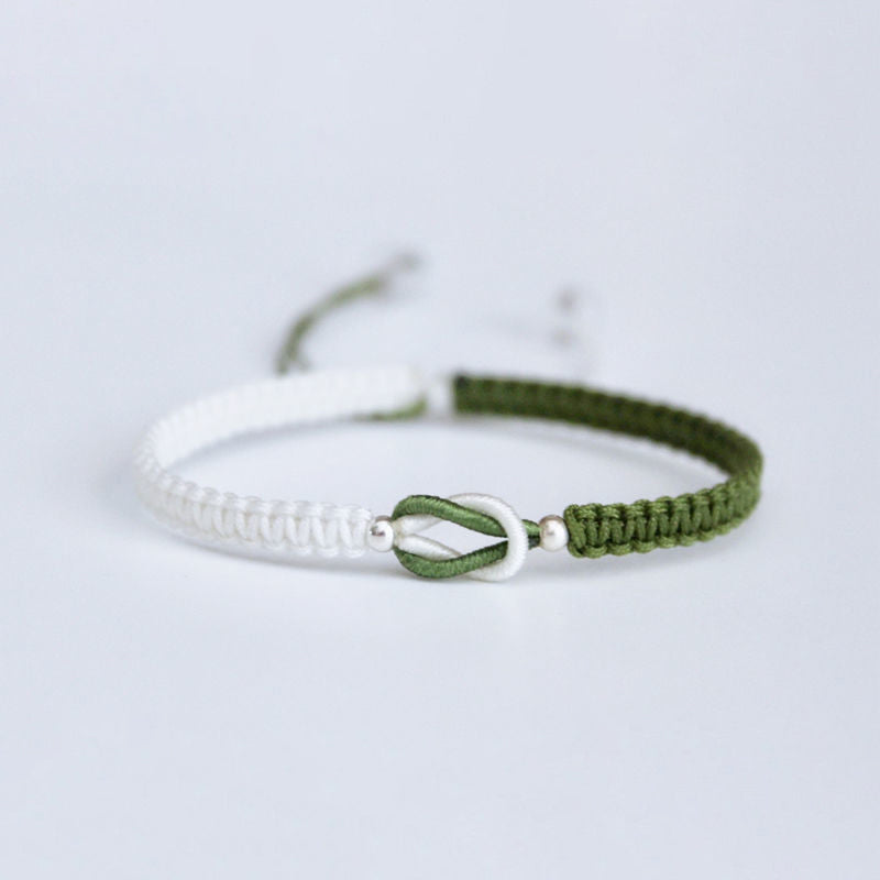 "Handgjort flätat armband för kvinnor, justerbart i flera färger, elegant och tidlös design för dagligt bruk."