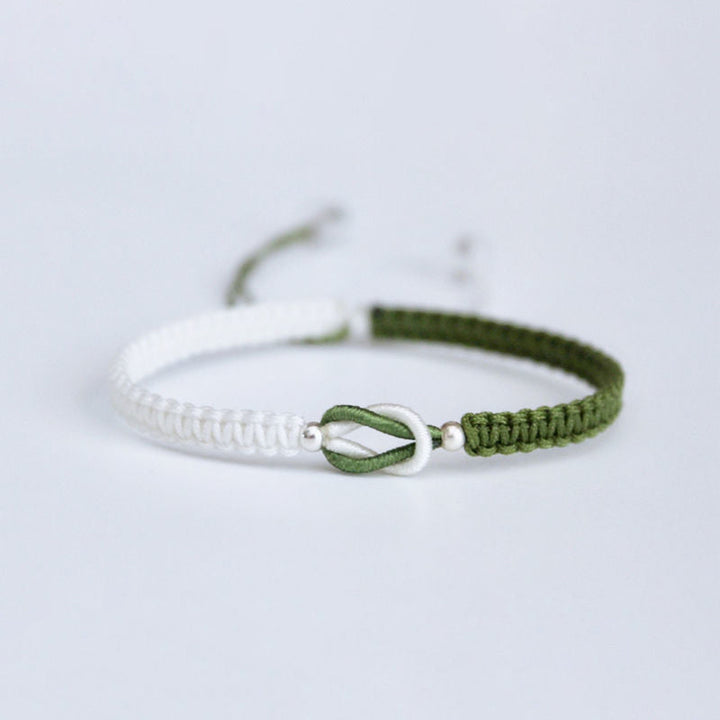 "Handgjort flätat armband för kvinnor, justerbart i flera färger, elegant och tidlös design för dagligt bruk."