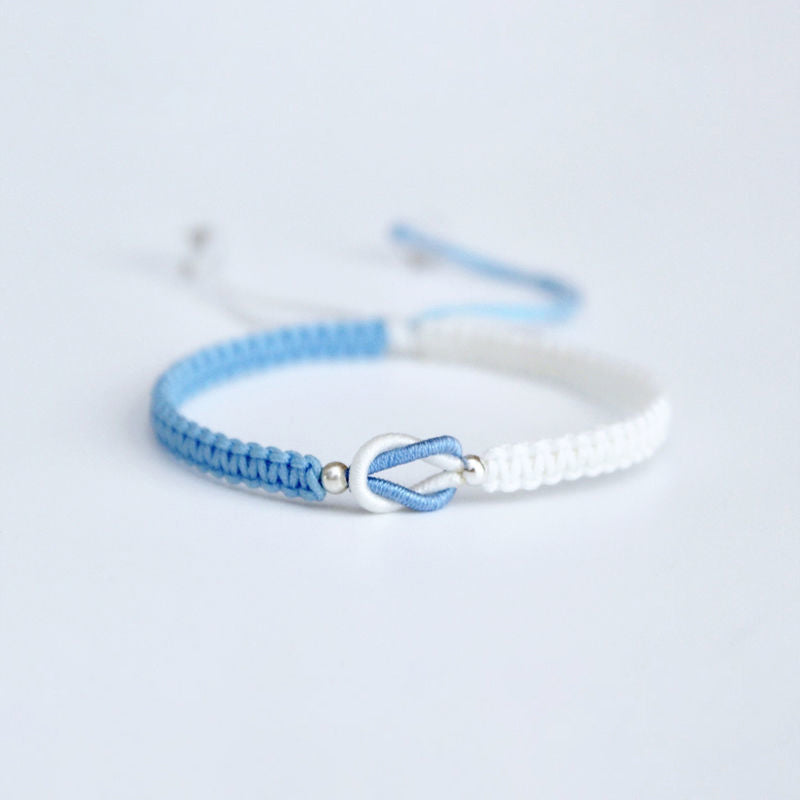 "Handgjort flätat armband för kvinnor, justerbart i flera färger, elegant och tidlös design för dagligt bruk."