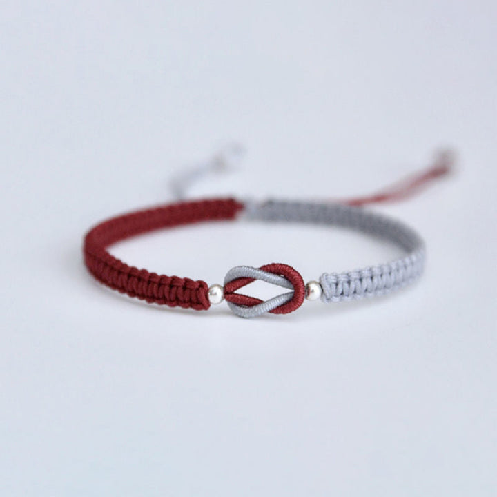 "Handgjort flätat armband för kvinnor, justerbart i flera färger, elegant och tidlös design för dagligt bruk."