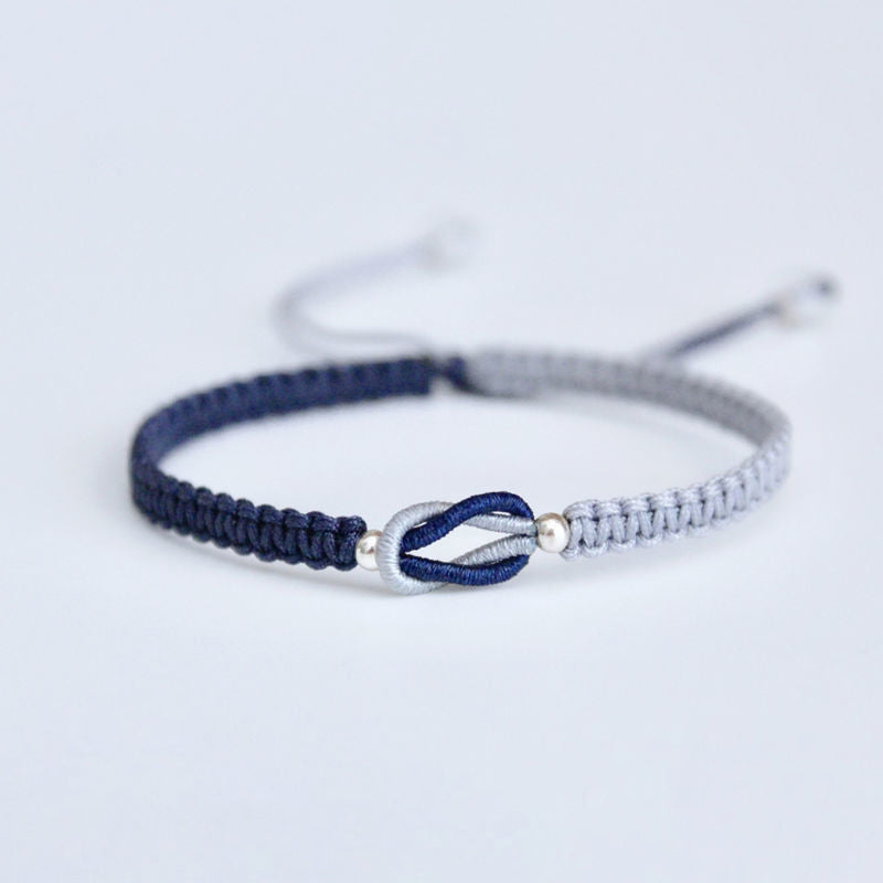 "Handgjort flätat armband för kvinnor, justerbart i flera färger, elegant och tidlös design för dagligt bruk."