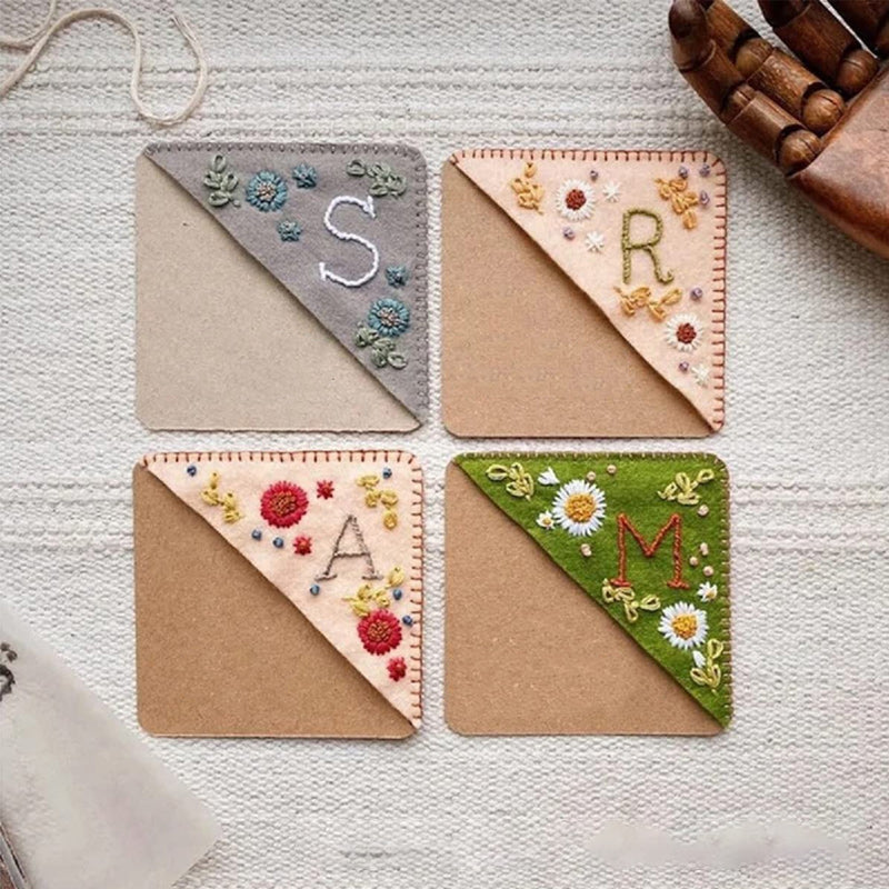 "Handgjort triangulärt läderbokmärke med vintage design, perfekt accessoar för stilfulla bokälskare."