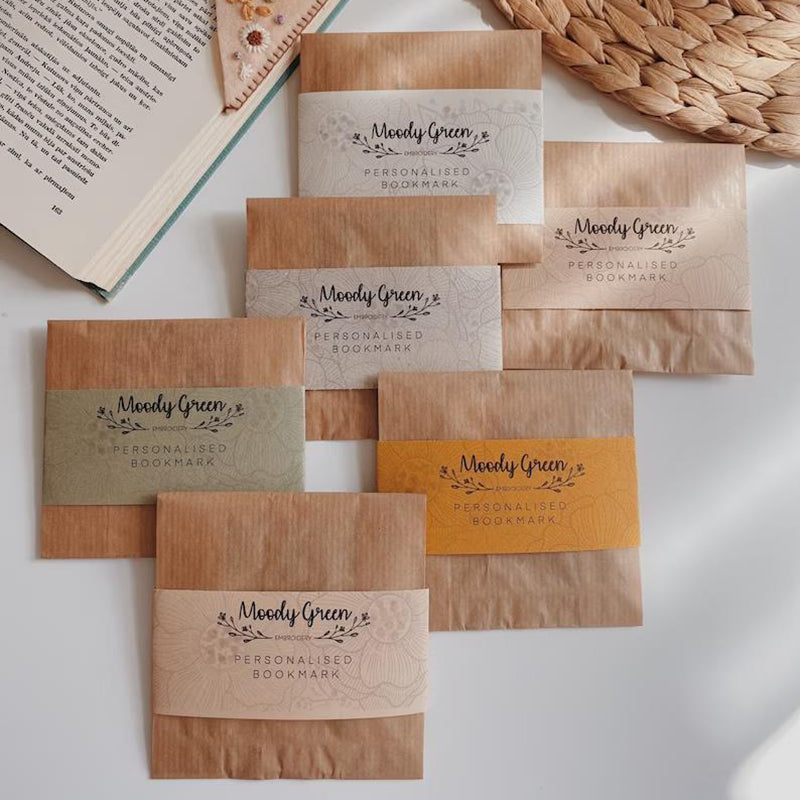 "Handgjort triangulärt läderbokmärke med vintage design, perfekt accessoar för stilfulla bokälskare."