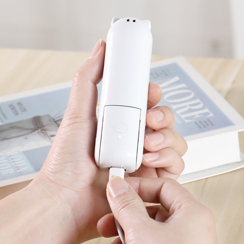 "Handhållen bärbar fläkt med USB-laddning, stilren design utan synliga vindblad, finns i flera färger."