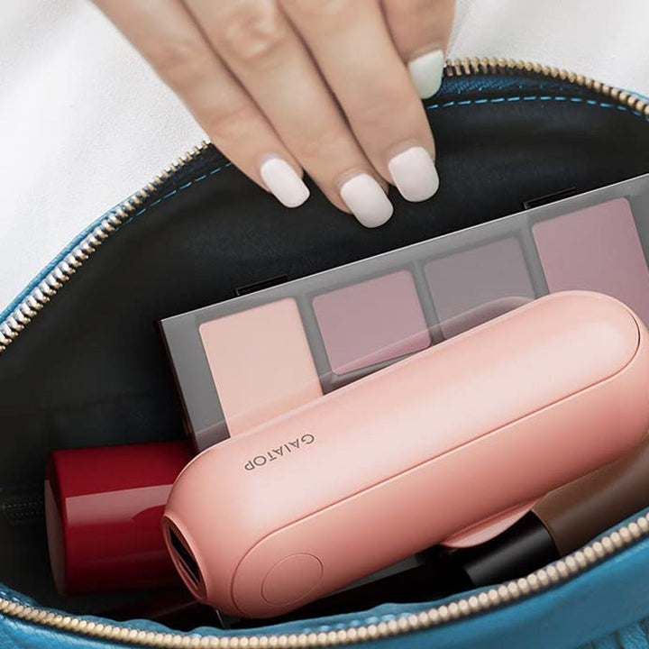 "Handhållen bärbar fläkt med USB-laddning, stilren design utan synliga vindblad, finns i flera färger."