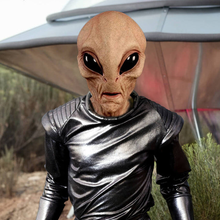 "Handmålat främmande ansiktsskydd för Halloween, detaljerat realistiskt utseende, skrämmande mask för kostymer."