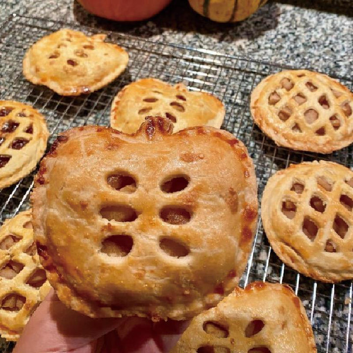 "Handpajformar för bakning med pumpa, äpple, ekollon design, ABS-material, höstmotiv, perfekta för små pajer"
