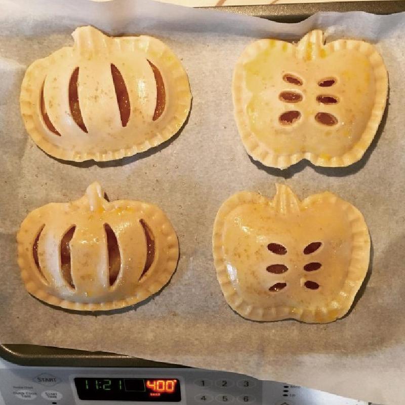 "Handpajformar för bakning med pumpa, äpple, ekollon design, ABS-material, höstmotiv, perfekta för små pajer"