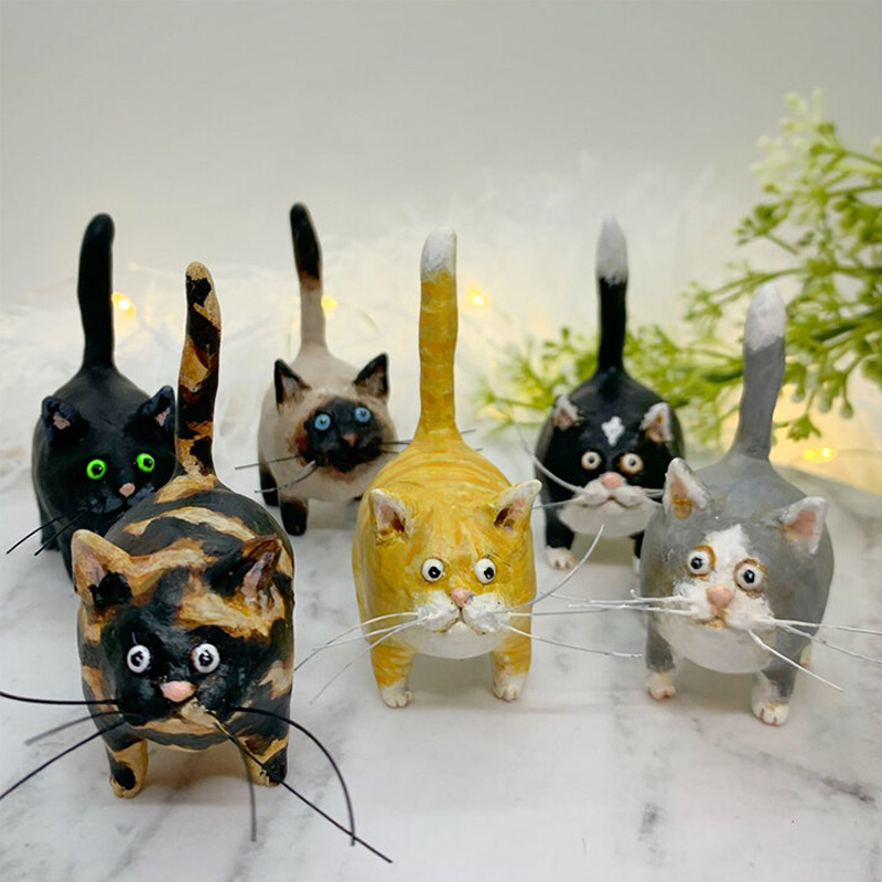 "Handskulpterad Kitty miniatyrkattfigur i olika färger, detaljerad konstverk för kattälskare, 6x5x3 cm."