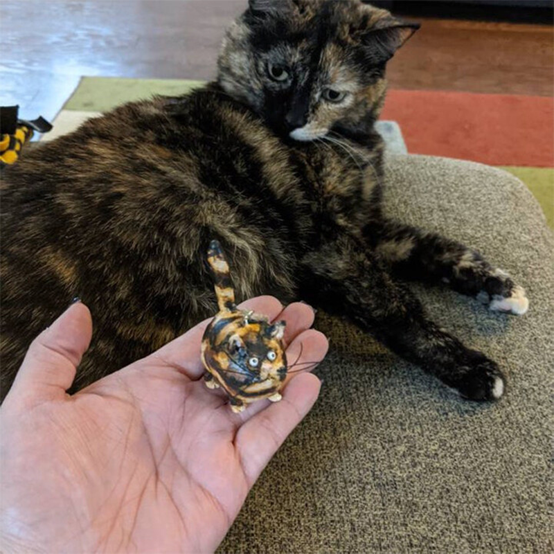 "Handskulpterad Kitty miniatyrkattfigur i olika färger, detaljerad konstverk för kattälskare, 6x5x3 cm."