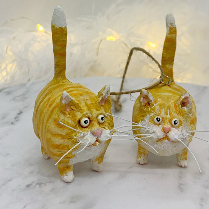 "Handskulpterad Kitty miniatyrkattfigur i olika färger, detaljerad konstverk för kattälskare, 6x5x3 cm."