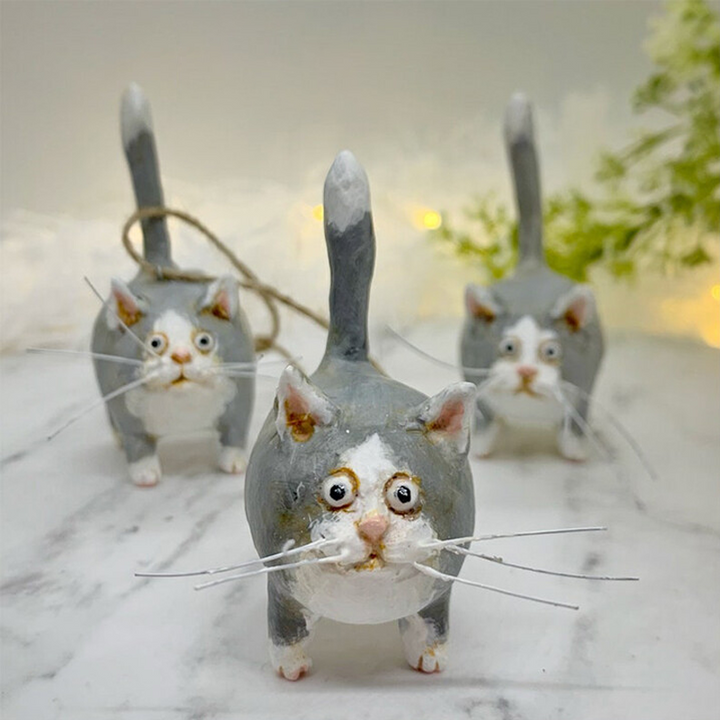 "Handskulpterad Kitty miniatyrkattfigur i olika färger, detaljerad konstverk för kattälskare, 6x5x3 cm."