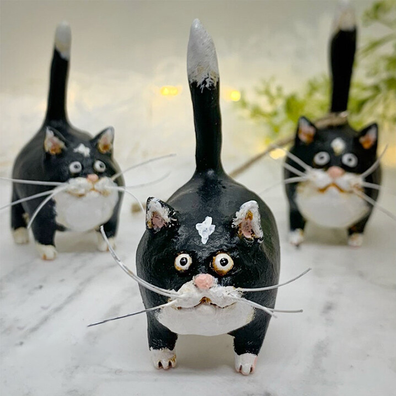 "Handskulpterad Kitty miniatyrkattfigur i olika färger, detaljerad konstverk för kattälskare, 6x5x3 cm."