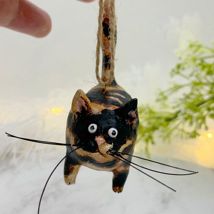 "Handskulpterad Kitty miniatyrkattfigur i olika färger, detaljerad konstverk för kattälskare, 6x5x3 cm."