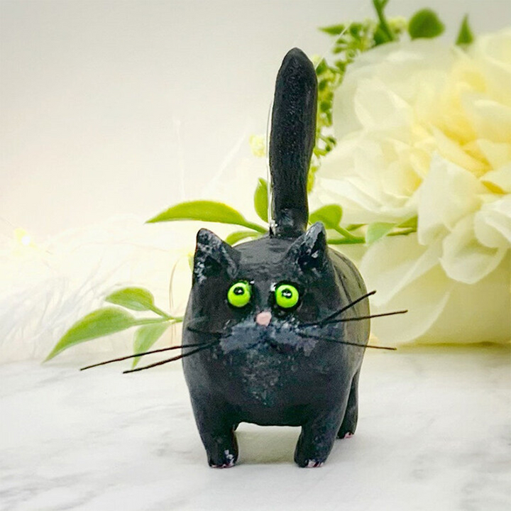 "Handskulpterad Kitty miniatyrkattfigur i olika färger, detaljerad konstverk för kattälskare, 6x5x3 cm."