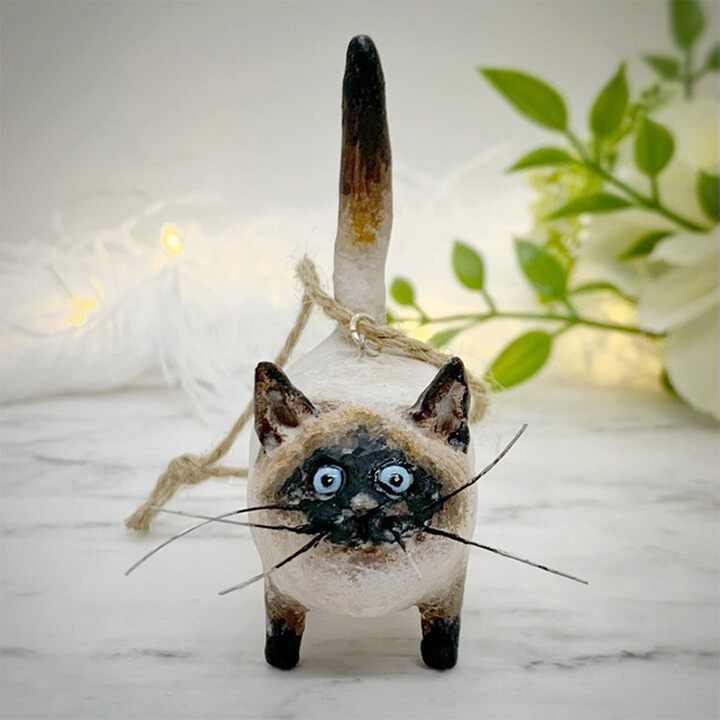 "Handskulpterad Kitty miniatyrkattfigur i olika färger, detaljerad konstverk för kattälskare, 6x5x3 cm."