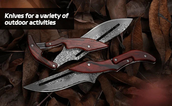 Öppen fällkniv av handsmitt damaskusstål, robust och pålitlig för survival och äventyr.
