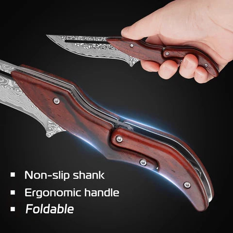 Fickkniv för äventyrare, handsmidd i damaskusstål, kombinerar funktion med tidlös design.