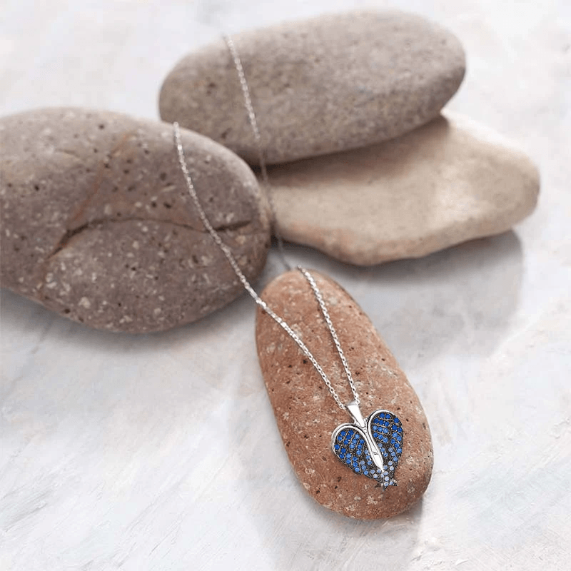 "Hängande halsband med hjärta och änglavingar, silverglänsande, smycket för damer, symbol för skydd och hopp."