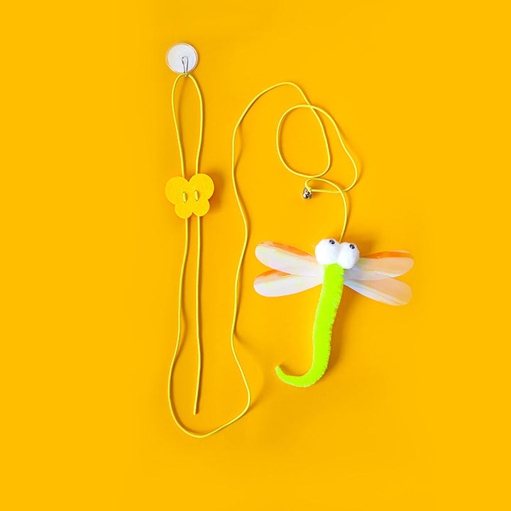 "Hängande kattleksak i plysch med fransar, färgstark design i former av larv och mus, justerbar längd för maximal lek."