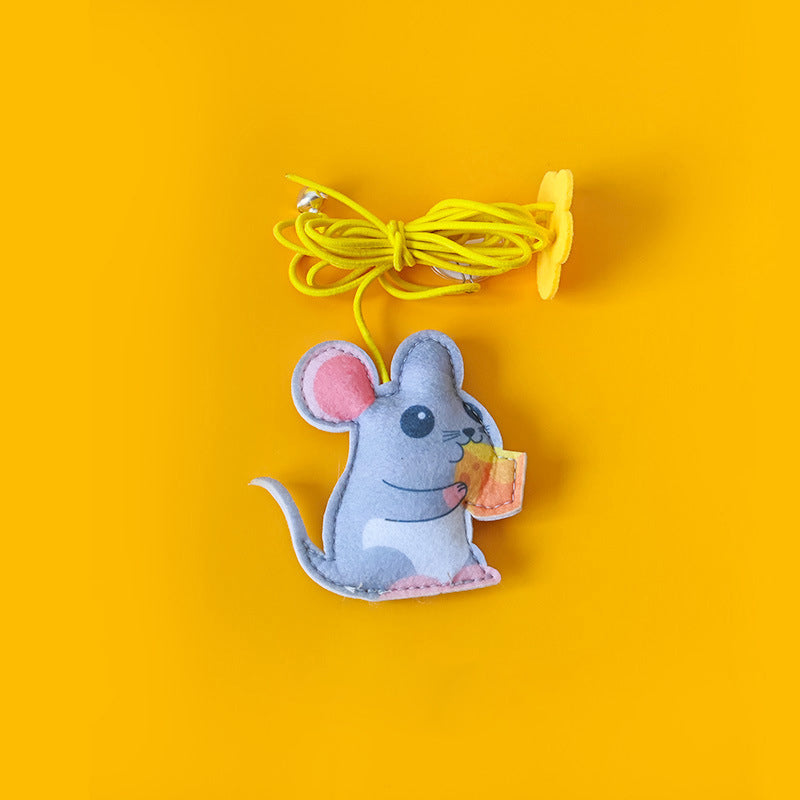 "Hängande kattleksak i plysch med fransar, färgstark design i former av larv och mus, justerbar längd för maximal lek."