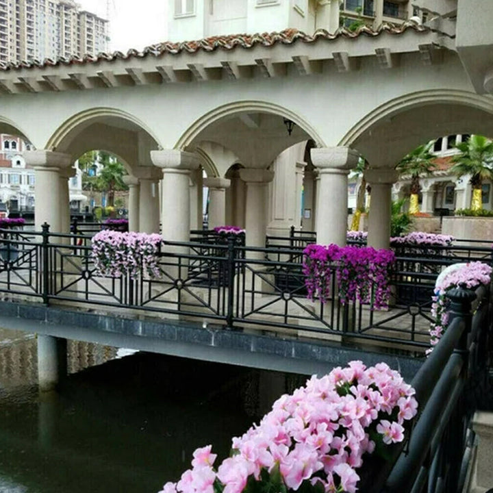 "Hängande konstgjord blomkorg med lila silkesblommor, livfulla färger för inredning, realistisk och naturlig design."