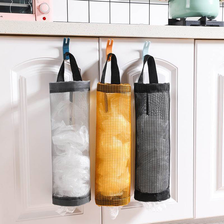 "Hängande plastpåsarrangör i återvinningsbart nät, grå, organiserar plastpåsar, miljövänlig köksförvaring, stilren design."