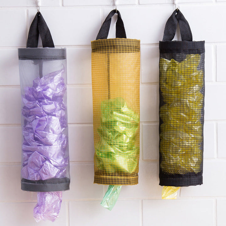 "Hängande plastpåsarrangör i återvinningsbart nät, grå, organiserar plastpåsar, miljövänlig köksförvaring, stilren design."