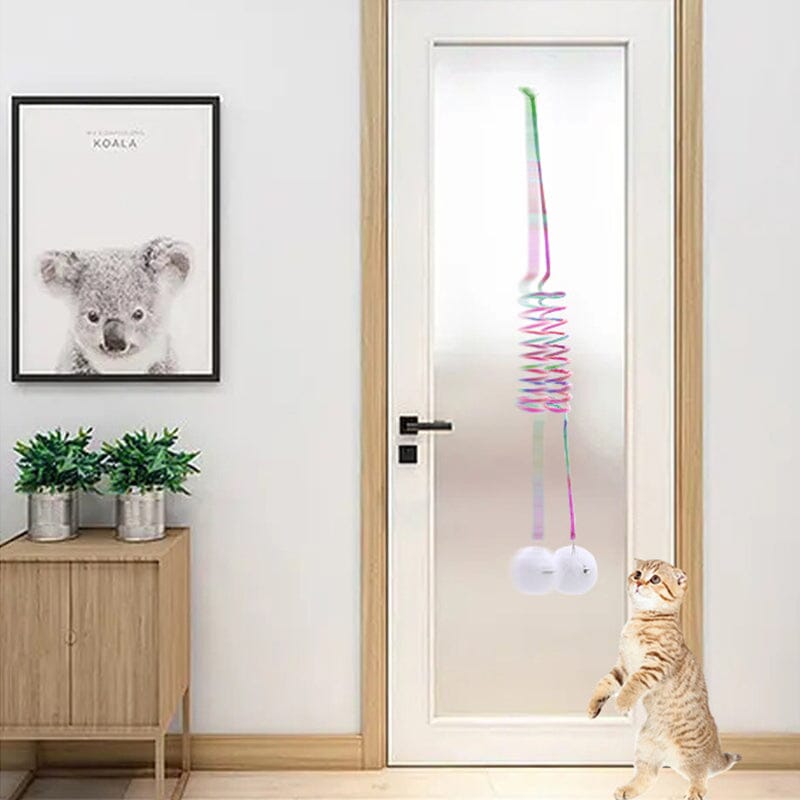 "Hängande plysch kattleksak med ljusa färger och fjädrar som stimulerar kattens sinnen och fångar uppmärksamheten."