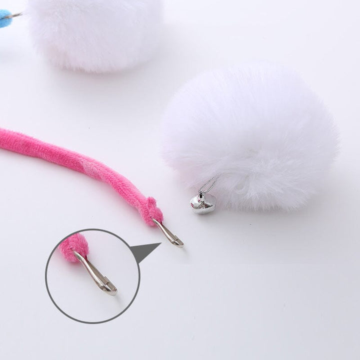 "Hängande plysch kattleksak med ljusa färger och fjädrar som stimulerar kattens sinnen och fångar uppmärksamheten."