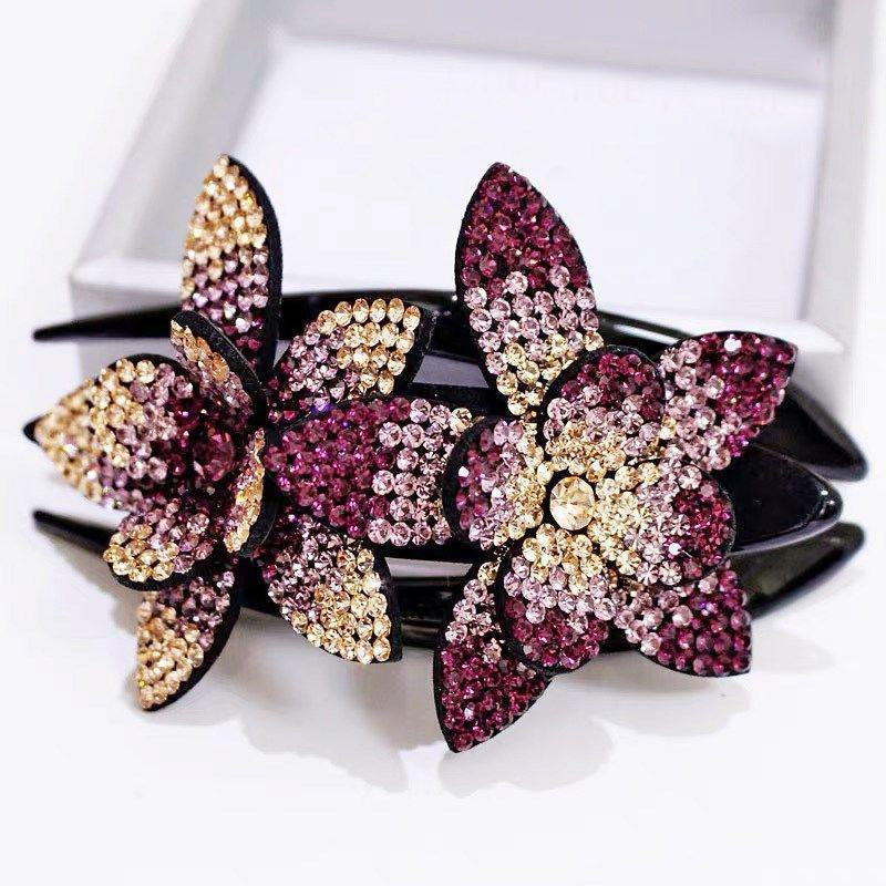 "Hårklämma med strass och dubbla blommor för kvinnor, elegant design med glittrande detaljer i olika färger."
